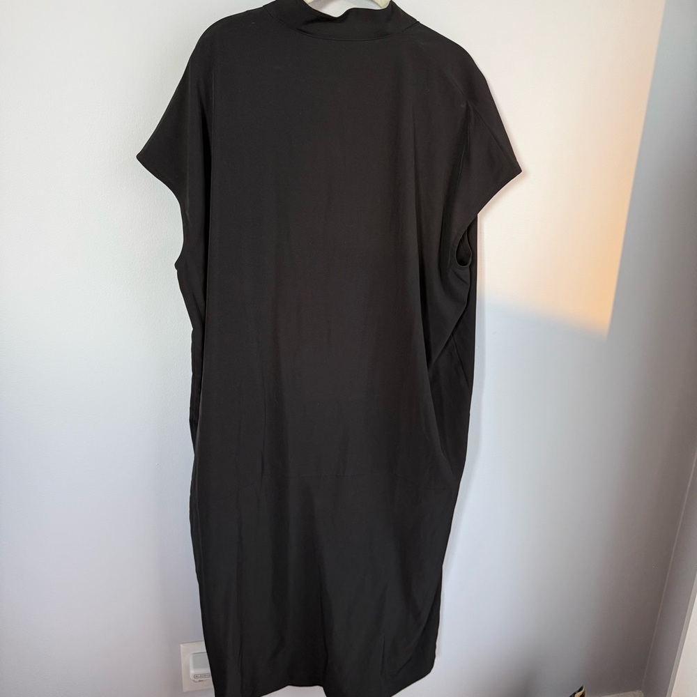 Moyuru Elegant Black Cape Dress - Picture 2 of 3